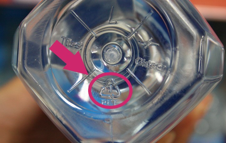 拿起你手邊的塑膠容器，看看底部的編號是多少，它們代表不同材質及耐熱溫度！
