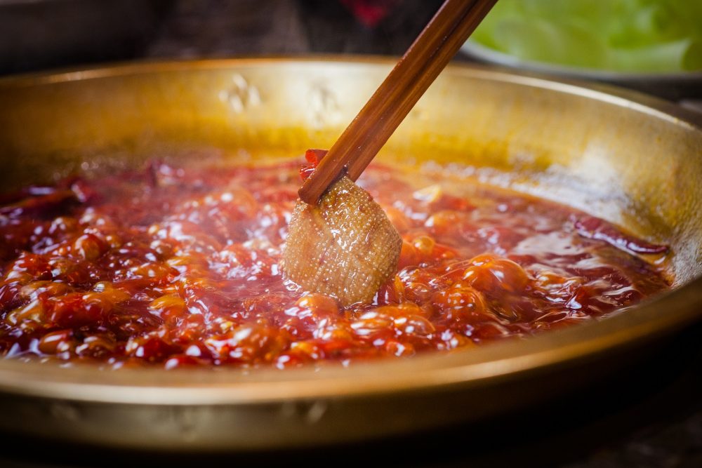 濃稠香郁的火鍋湯底可以用食品添加物輕易達成，厚實的湯底熱量與鈉含量也都較清澈湯底來得高，挑選時要特別注意！