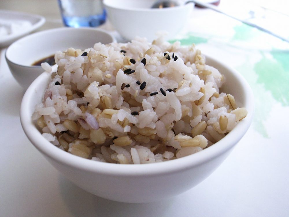 一碗白飯約含1.2公克抗性澱粉，同等份量的糙米飯卻有3.4公克，糙米飯替代有助於減肥！